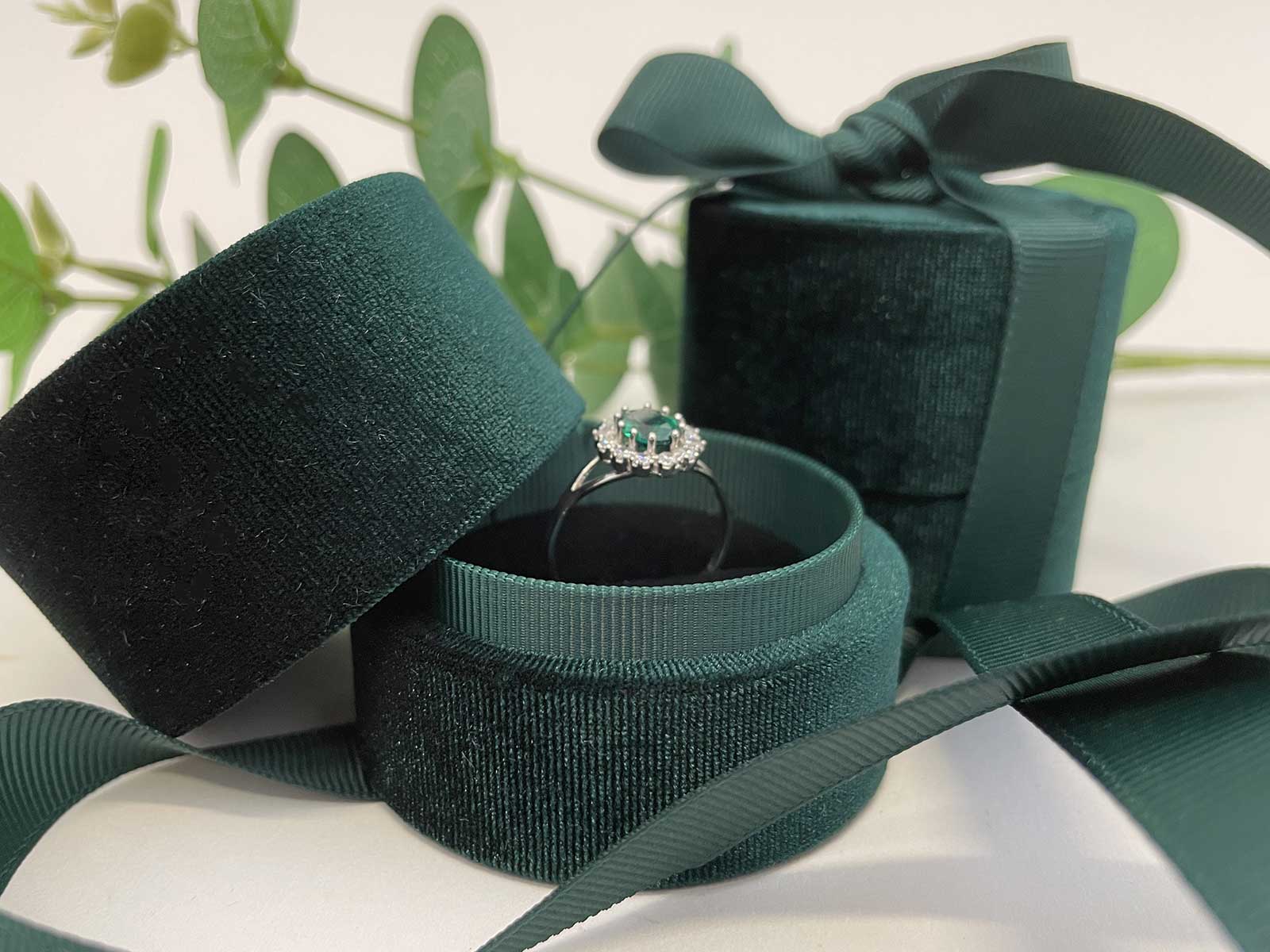 JK Box Smaragdová darčeková krabička na prsteň so stužkou LTR-3/P/A19