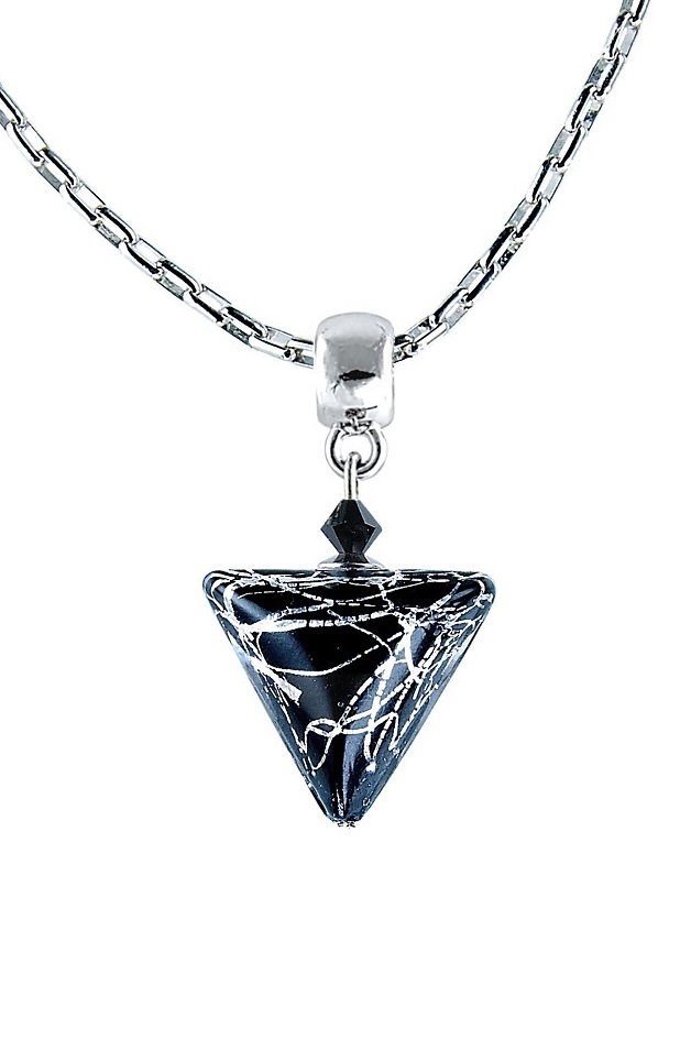 Lampglas Elegantný náhrdelník Black Marble Triangle s rýdzim striebrom v perle Lampglas NTA2