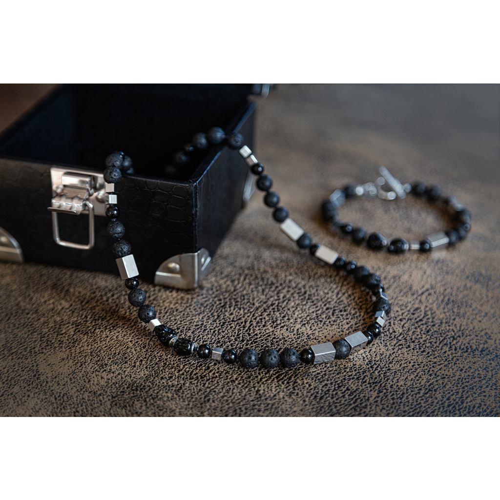 Levně Lampglas Pánský náhrdelník Cryptic Darkness s perlami Lampglas a lávovým kamenem NFM11