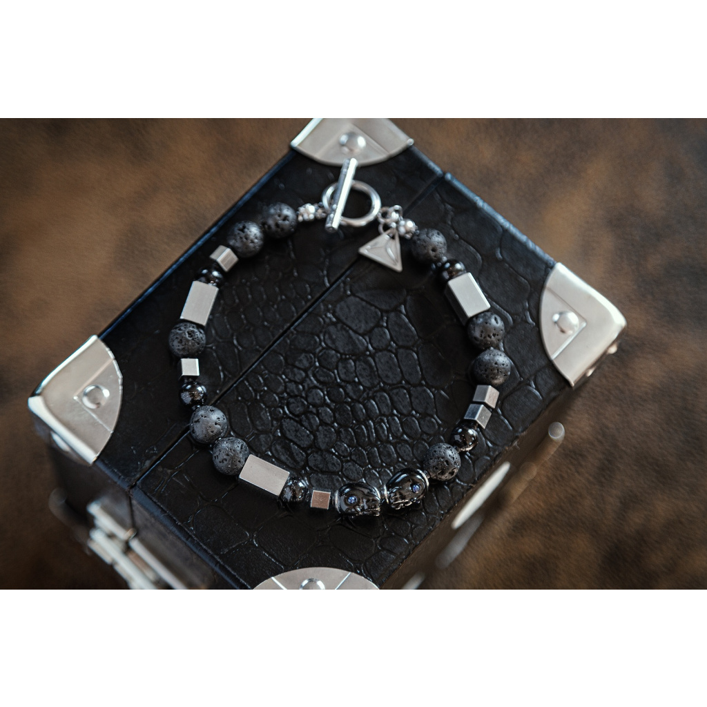 Levně Lampglas Pánský náramek Cryptic Darkness s perlami Lampglas a lávovým kamenem BFM11 23 cm