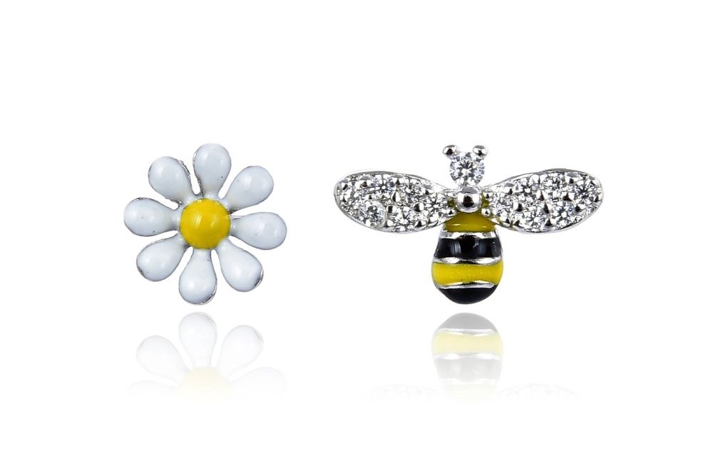 MOISS Strieborné asymetrické náušnice včielka & kvetina E0002788