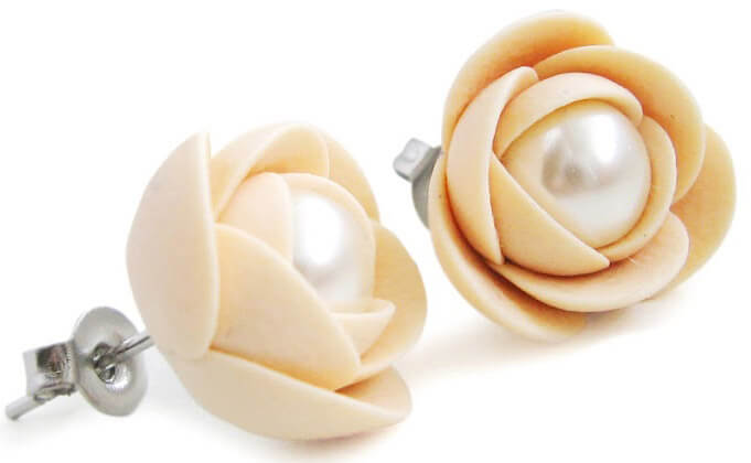 Troli -  Světle béžové náušnice puzetky kytičky s perlou Preciosa