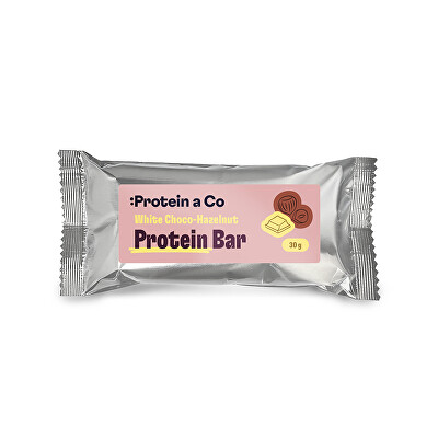 Protein a Co - Proteínová tyčinka s bielou polevou a lieskovoorieškovou náplňou 30 g