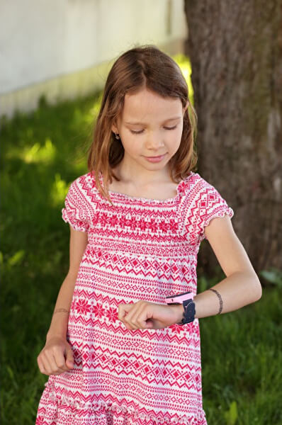 LK 709 4G roz - ceas pentru copii cu localizator GPS, apel video, rezistent la apă