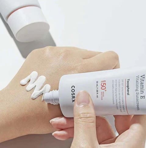 Vitalizujúci opaľovací krém s vitamínom E SPF 50+ (Vitalizing Sunscreen) 50 ml