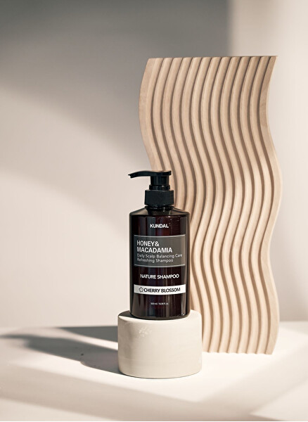 Přírodní hydratační šampon Honey & Macadamia Cherry Blossom (Nature Shampoo)