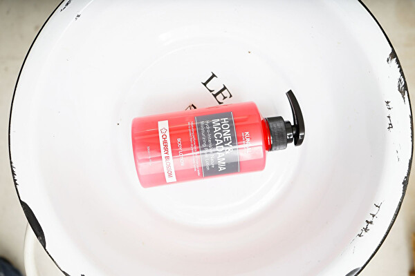 Vyživující tělové mléko Honey & Macadamia Cherry Blossom (Body Lotion) 500 ml