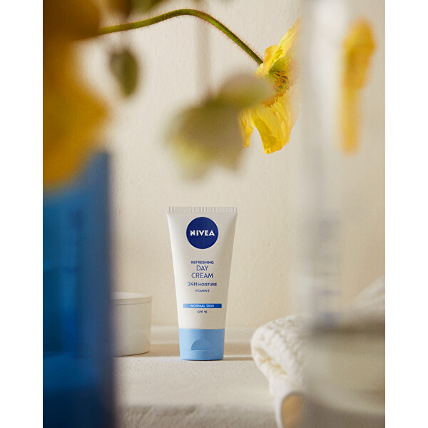 Hydratační denní krém pro normální a smíšenou pleť SPF 15 Essential (Day Cream) 50 ml