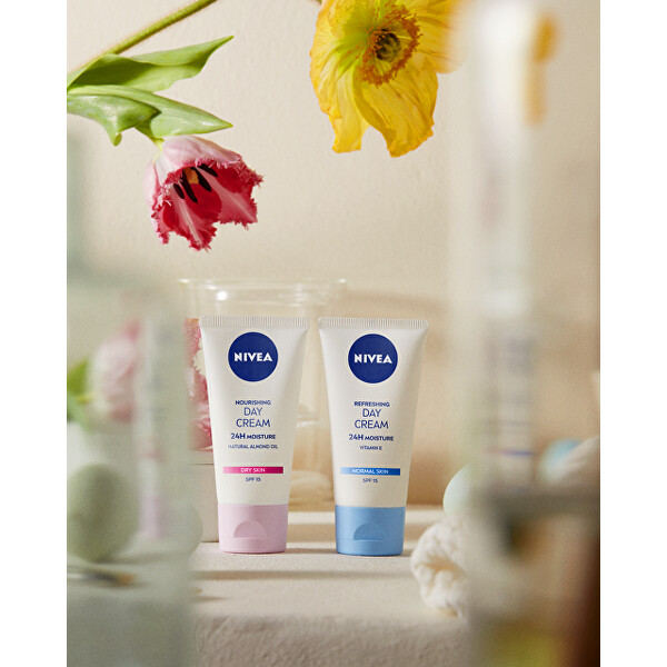 Hydratační denní krém pro normální a smíšenou pleť SPF 15 Essential (Day Cream) 50 ml