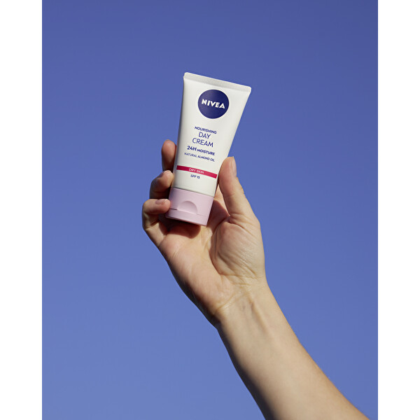Výživný denní krém pro suchou pleť SPF 15 Essential (Nourishing Day Cream) 50 ml