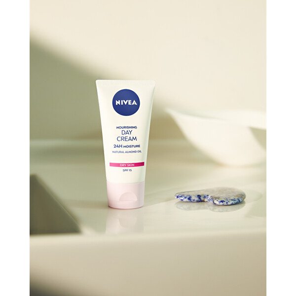 Výživný denní krém pro suchou pleť SPF 15 Essential (Nourishing Day Cream) 50 ml