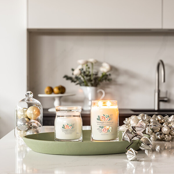 Aromatická svíčka Signature sklo střední White Spruce & Grapefruit 368 g