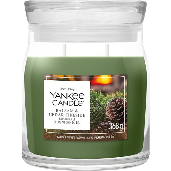 Lumânare parfumată Signature sticlă medie Balsam & Cedar Fireside 368 g