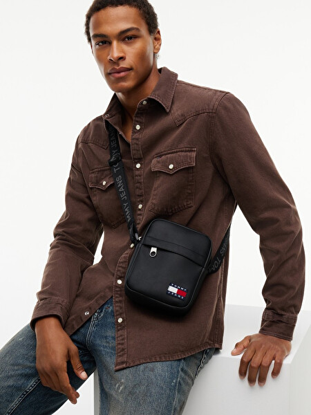 Crossbody taška Tjm Ess Daily AM0AM15026BDS