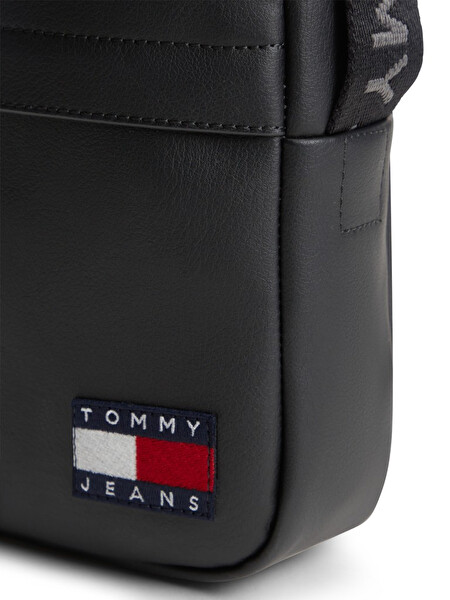Crossbody taška Tjm Ess Daily AM0AM15026BDS