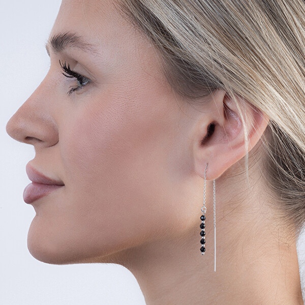 Stříbrné řetízkové náušnice s černým spinelem AJKNS008