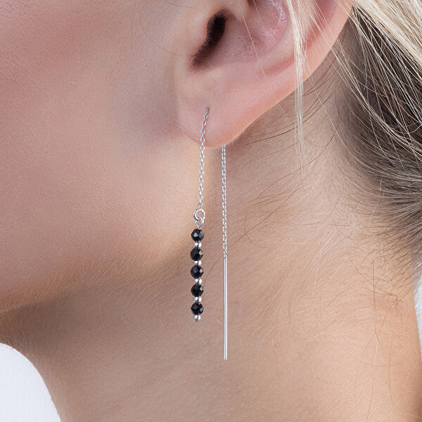 Stříbrné řetízkové náušnice s černým spinelem AJKNS008