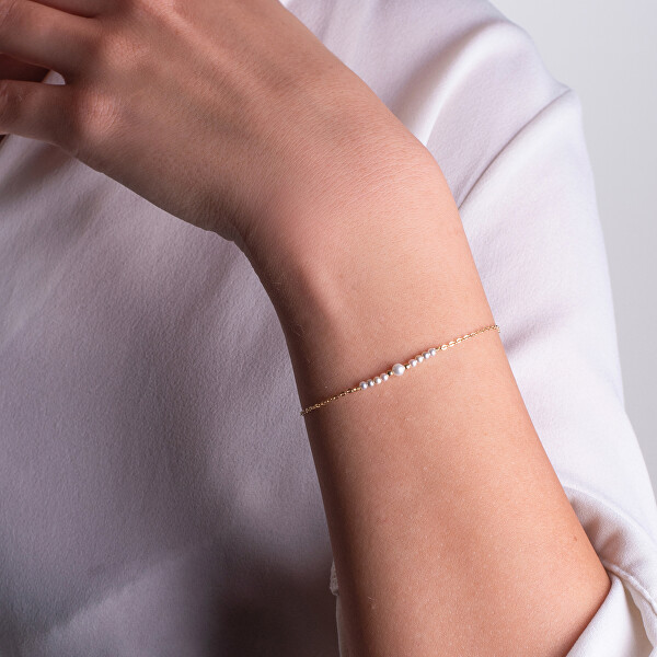 Slušivý pozlacený náramek se syntetickými perlami AL5163.01.000