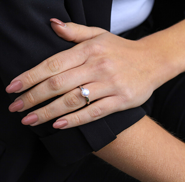 Elegantní stříbrný prsten s pravou perlou AGG29