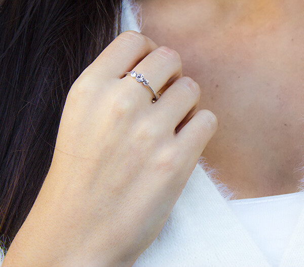 Jemný zásnubní prsten se zirkony AGG466