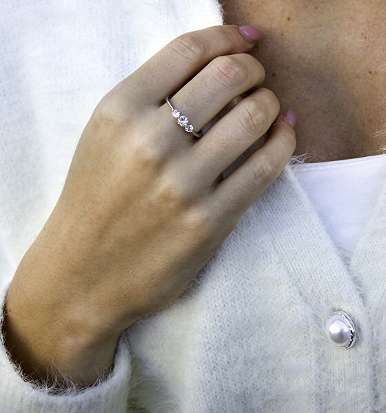 Jemný zásnubný prsteň so zirkónmi AGG466