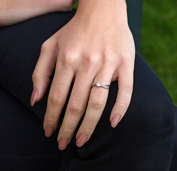 Okouzlující stříbrný prsten se zirkony AGG310