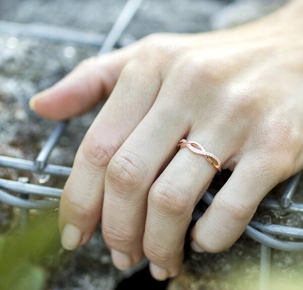 Rózsaszín aranyozott ezüst gyűrű kristályokkal AGG191