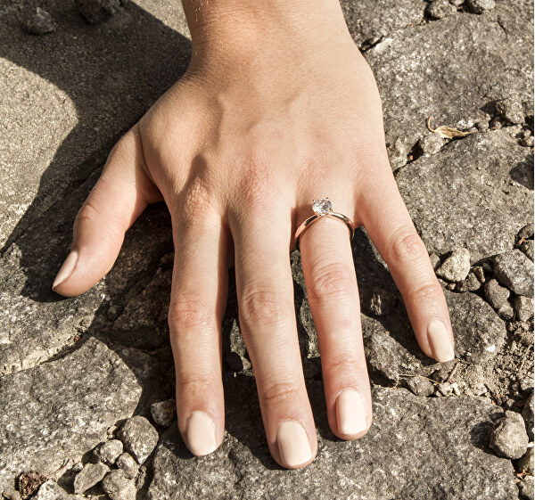 Růžově pozlacený stříbrný prsten s krystaly AGG201