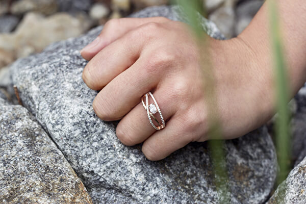 Růžově pozlacený stříbrný prsten se zirkony AGG331