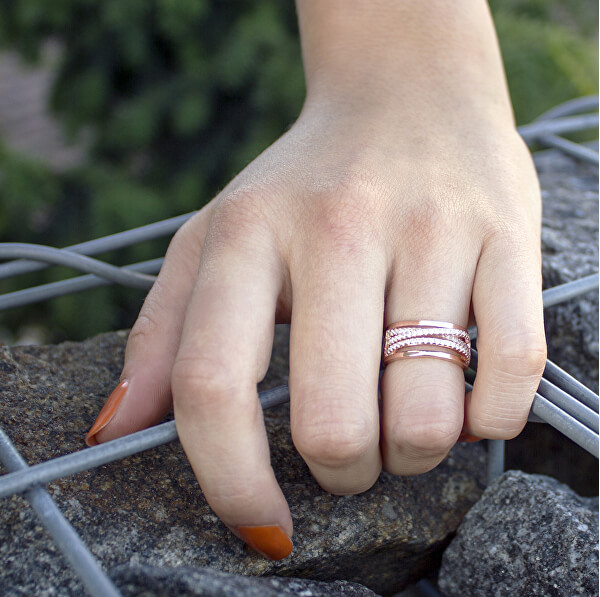 Růžově pozlacený stříbrný prsten se zirkony AGG340