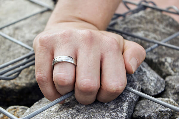 Prsten z oceli SPP09