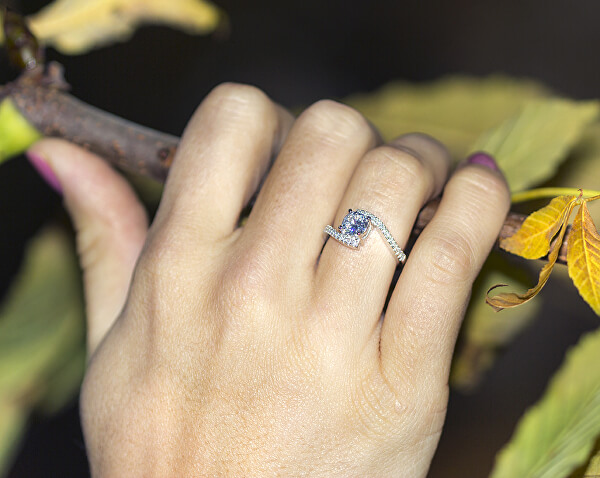 Stříbrný prsten s krystaly AGG186