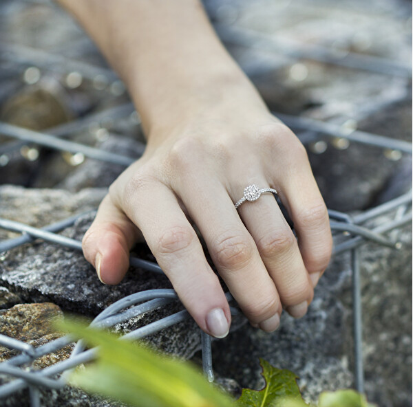 Stříbrný prsten s krystaly AGG194