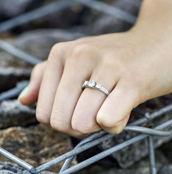 Stříbrný prsten s krystaly AGG197