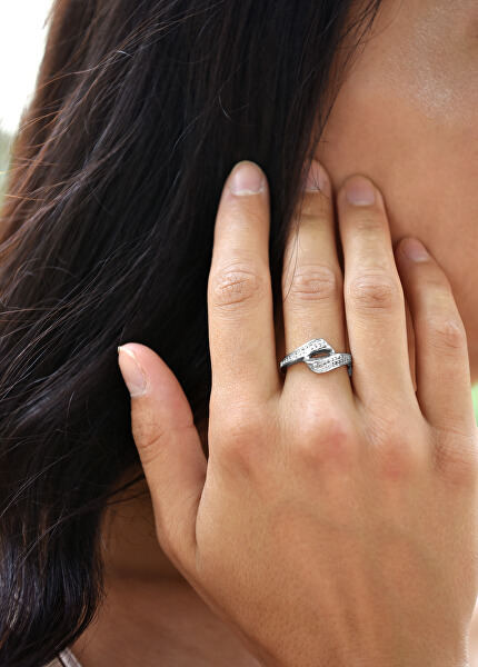 Stříbrný prsten s krystaly AGG209