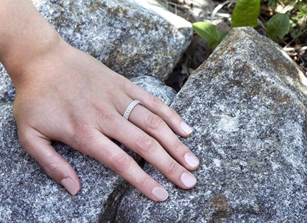 Stříbrný prsten se zirkony AGG325