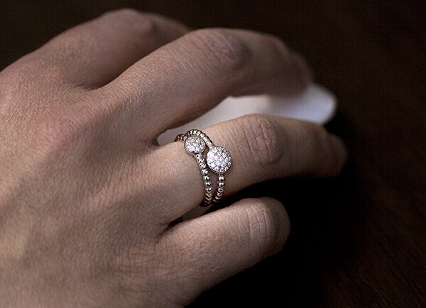 Stříbrný prsten se zirkony AGG335