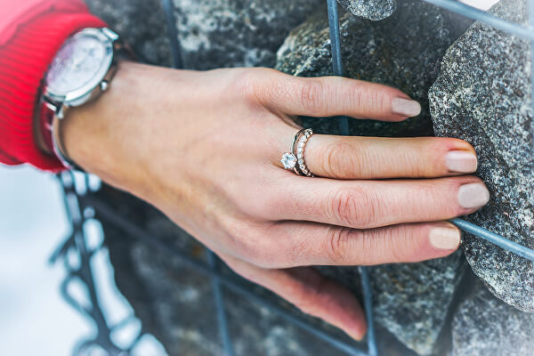 Csillogó női gyűrű cirkónium kövekkel AGG384
