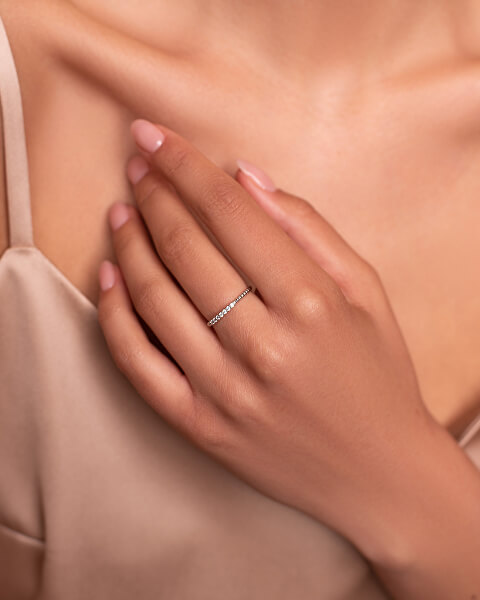 Něžný prsten z bílého zlata se zirkony SR045WAU