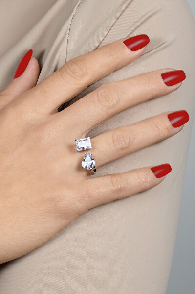 Blyštivý stříbrný prsten s čirými zirkony RI070W