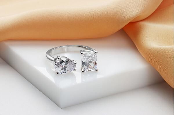 Csillogó ezüst gyűrű átlátszó cirkónium kövekkel RI070W