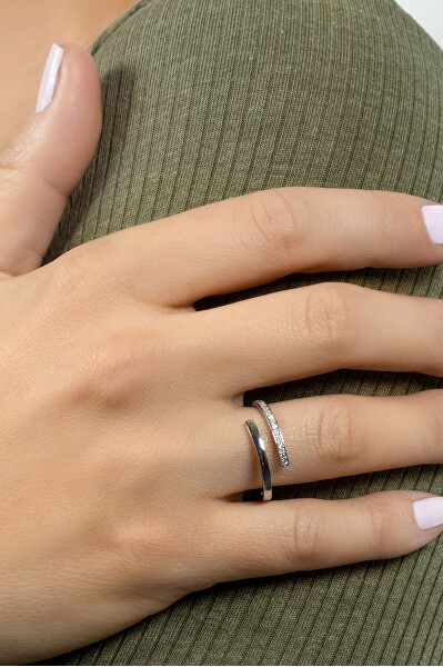Elegantný otvorený prsteň s čírymi zirkónmi RI035W