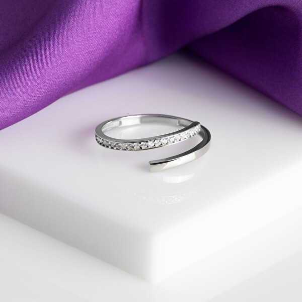 Elegantný otvorený prsteň s čírymi zirkónmi RI035W