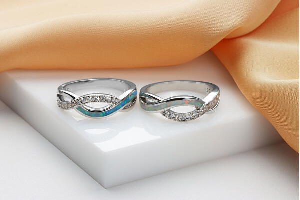Elegantný strieborný prsteň so zirkónmi a syntetickým opálom RI126W