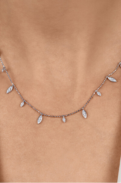 Módny strieborný náhrdelník s príveskami NCL116W