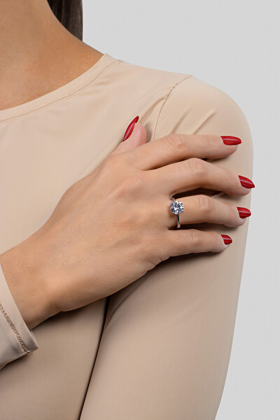 Nadčasový strieborný prsteň s čírym zirkónom RI057W