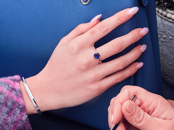 Nadčasový stříbrný prsten s modrým zirkonem RI057WB