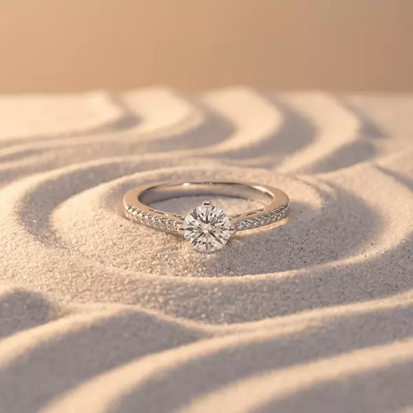 Nádherný stříbrný prsten se zirkony RI134W