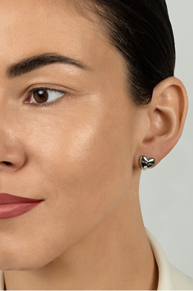 Něžné stříbrné náušnice se zirkony Srdíčka s textem EA1227W