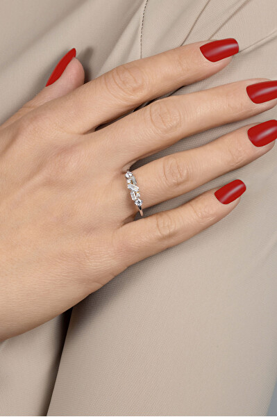 Okouzlující stříbrný prsten s kubickými zirkony RI071W